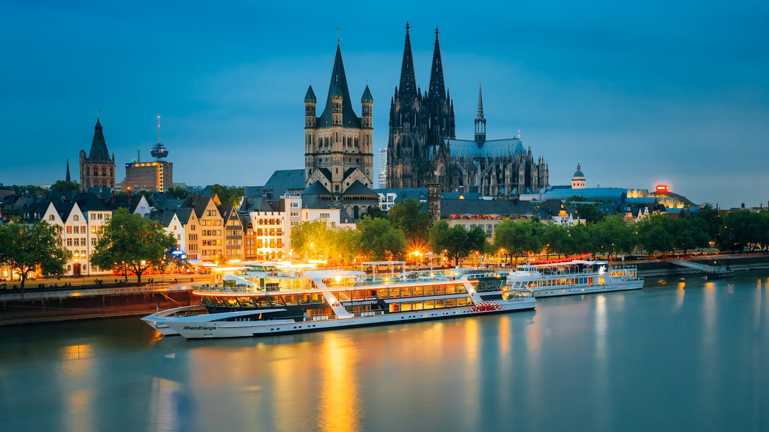 Der Rhein mit Blick auf die Stadt Köln am Abend