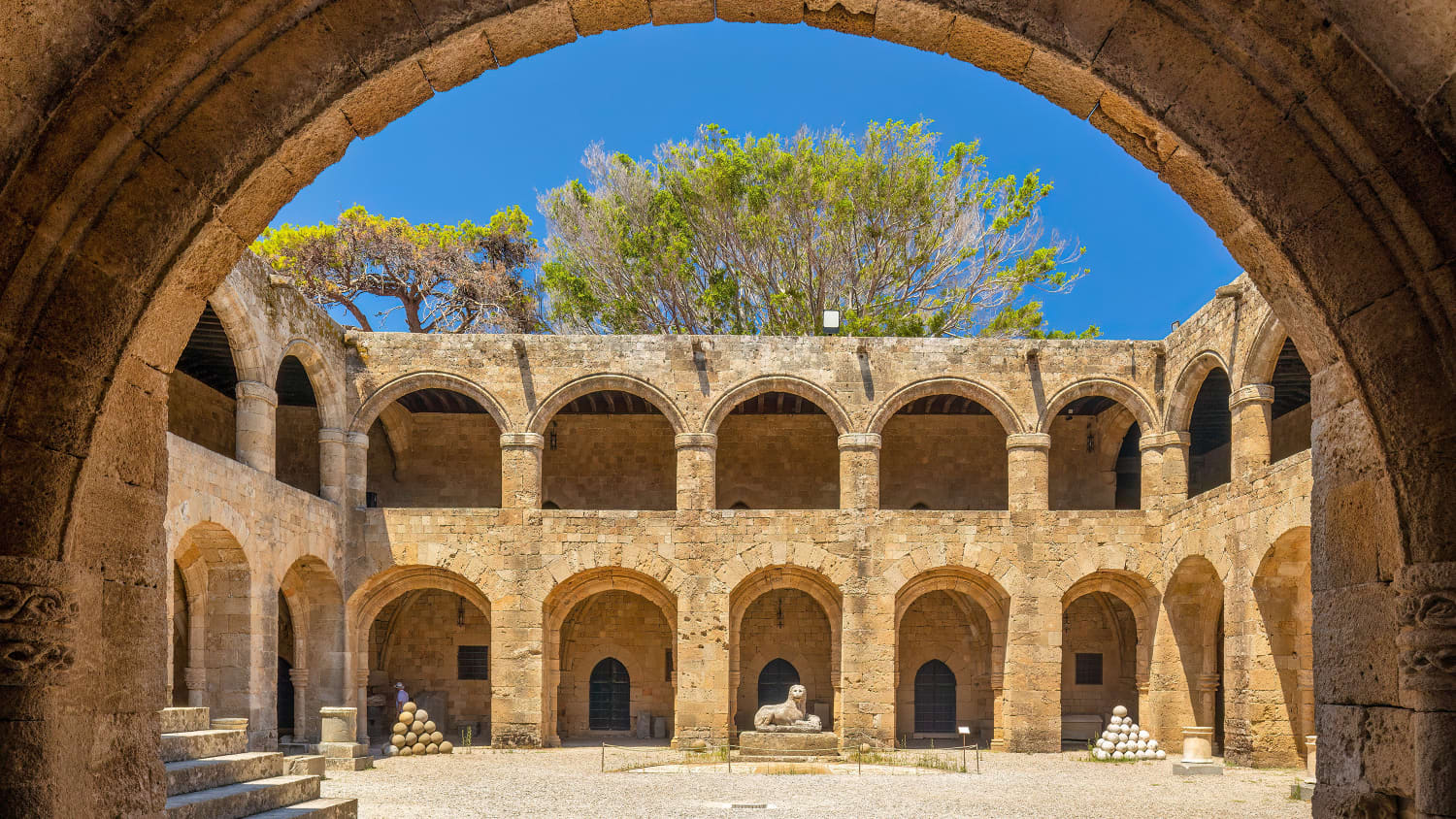Innenhof des Archäologischen Museums von Rhodos Stadt, Griechenland