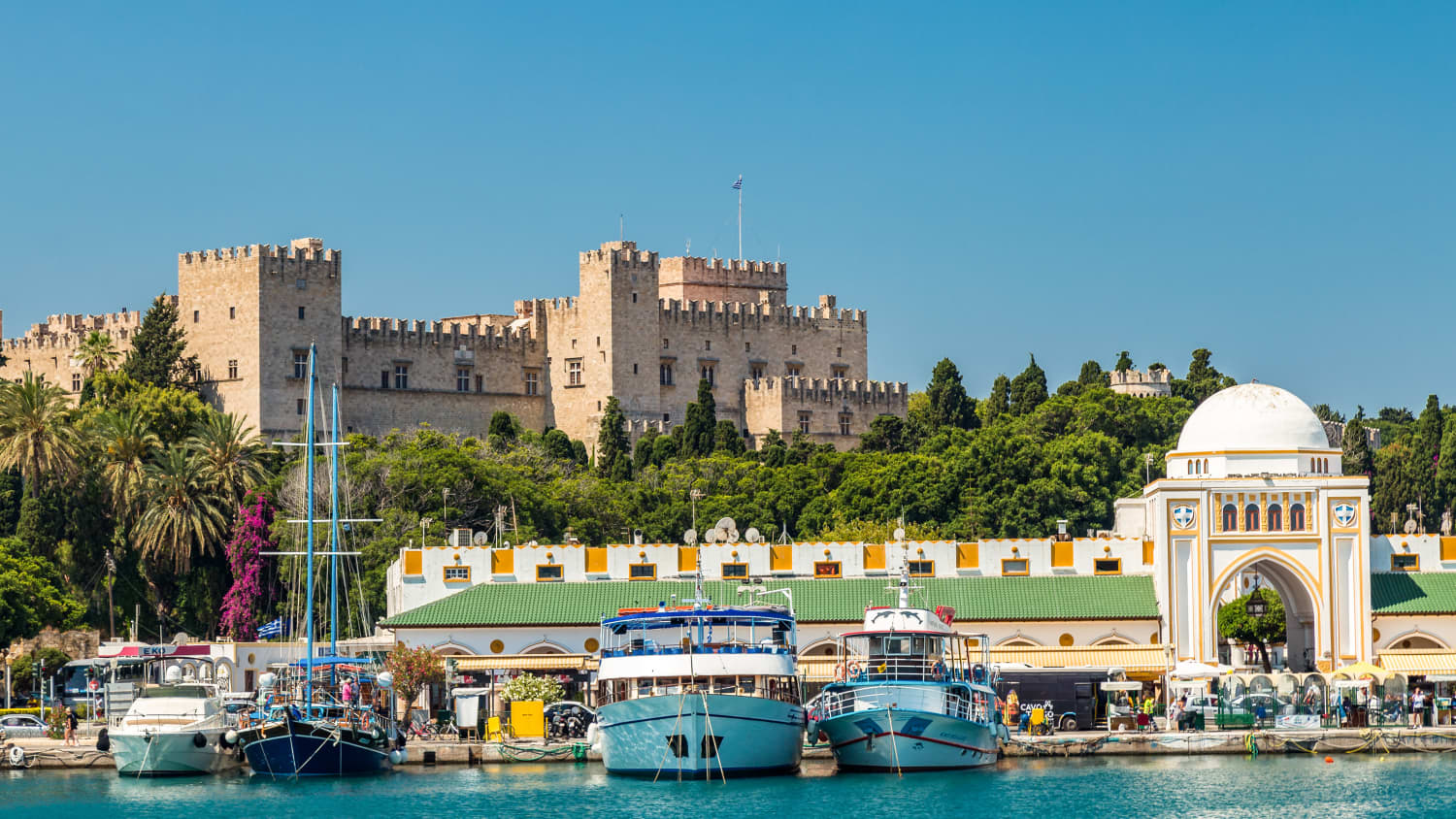 Blick über den Mandraki-Hafen von Rhodos auf den Großmeisterpalast