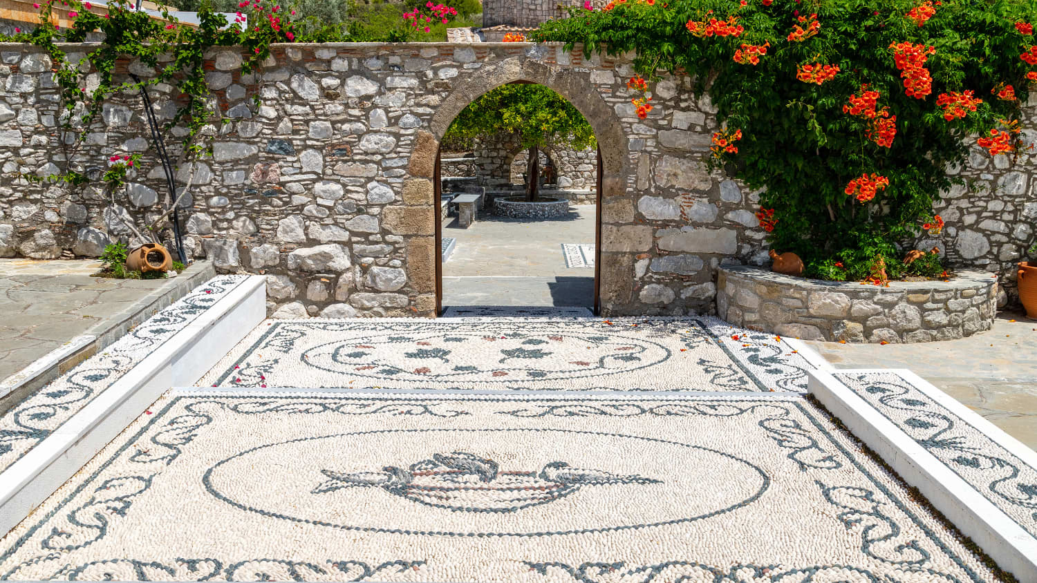 Kieselsteinmosaik im Kloster Moni Thari auf der Insel Rhodos, Griechenland