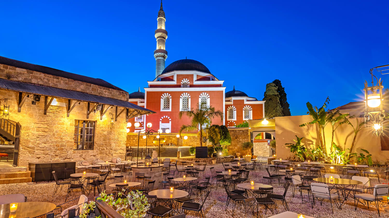 Das beliebte Restaurant Sissitos auf Rhodos am Abend