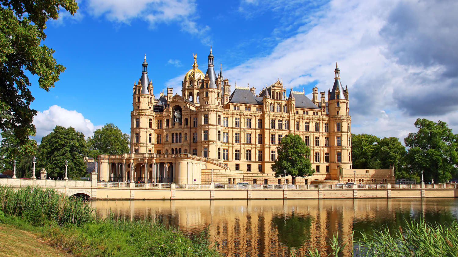 Das Schweriner Schloss  im Sommer