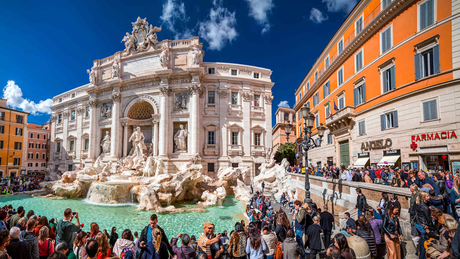 Touristen an der Fontana di Trevi in Rom
