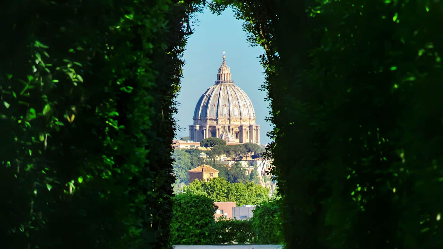 Blick auf den petersdom in Rom durch das bekannte Schlüsselloch "Buco della Serratura"  am Malteserorden