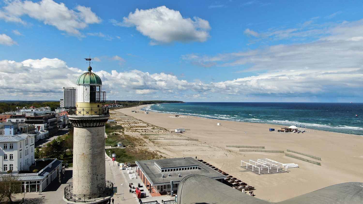 Blick auf den Strand von Warnemünde