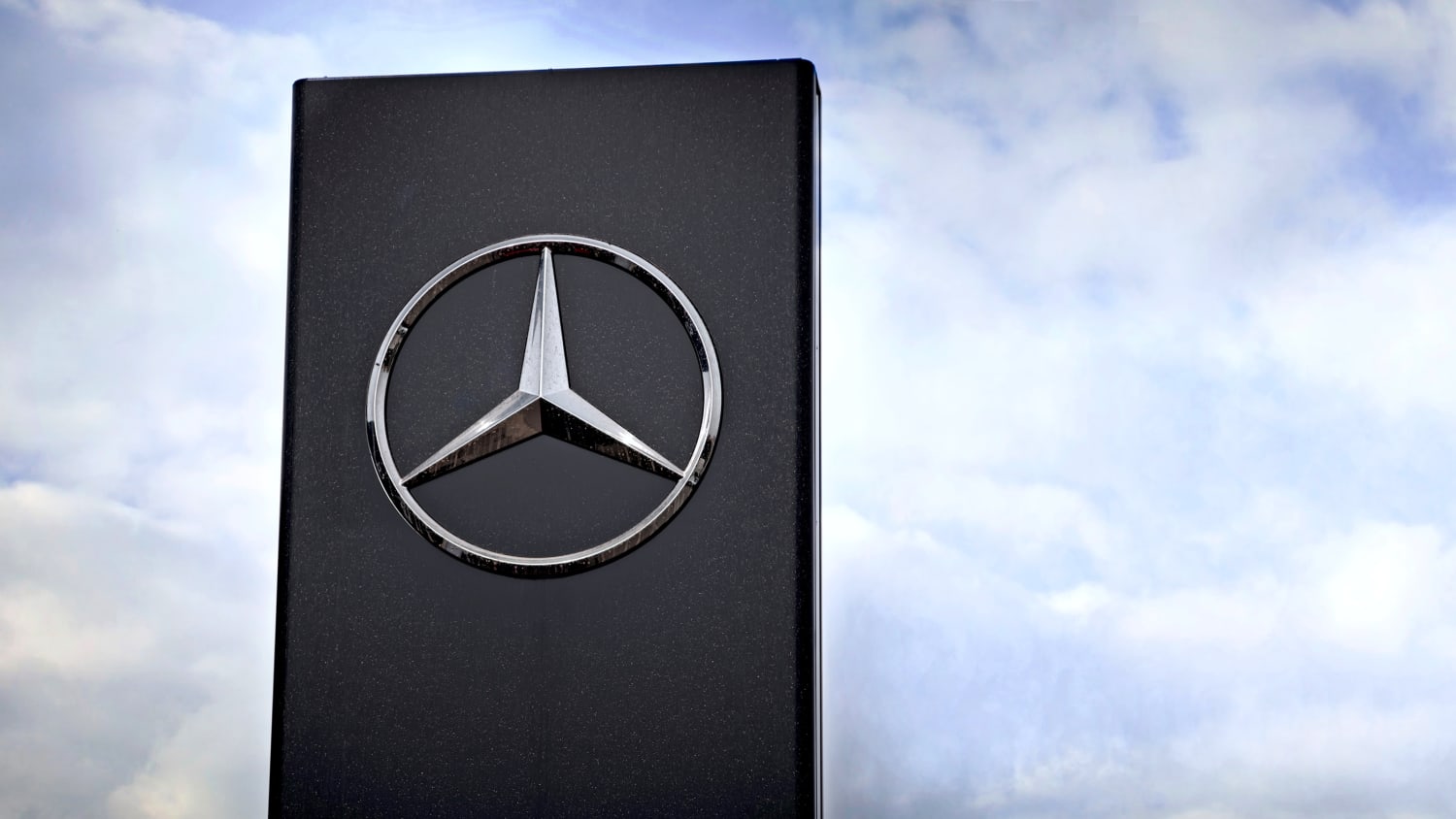 Eine Säule mit dem Mercedesstern