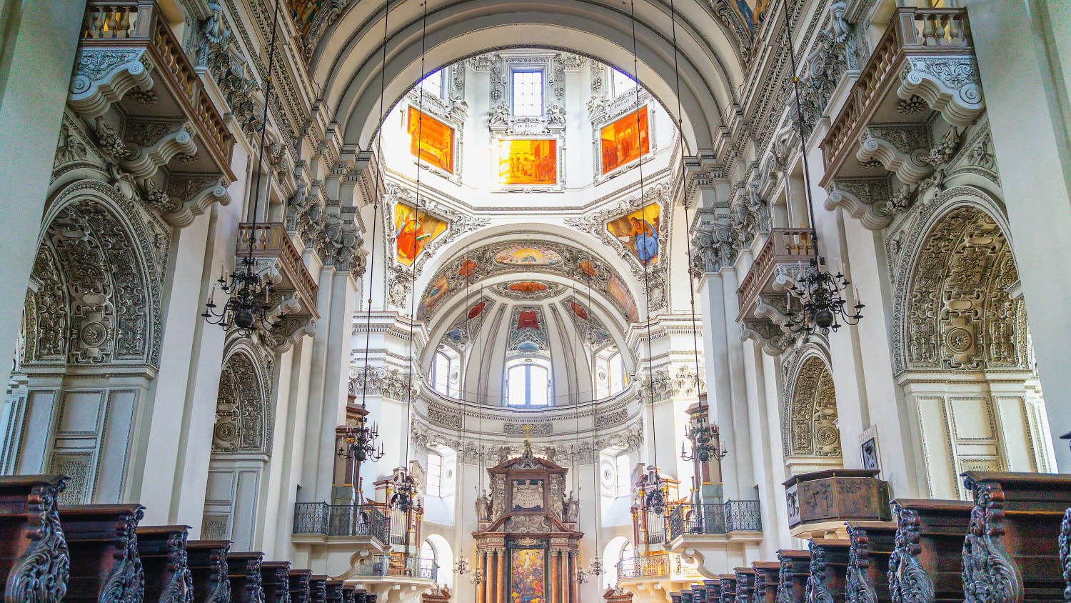 Innenansicht des Doms in Salzburg