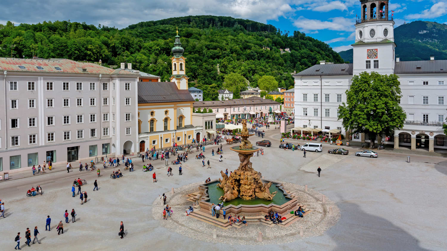Blick auf den Residenzplatz mit Brunnen in Salzburg