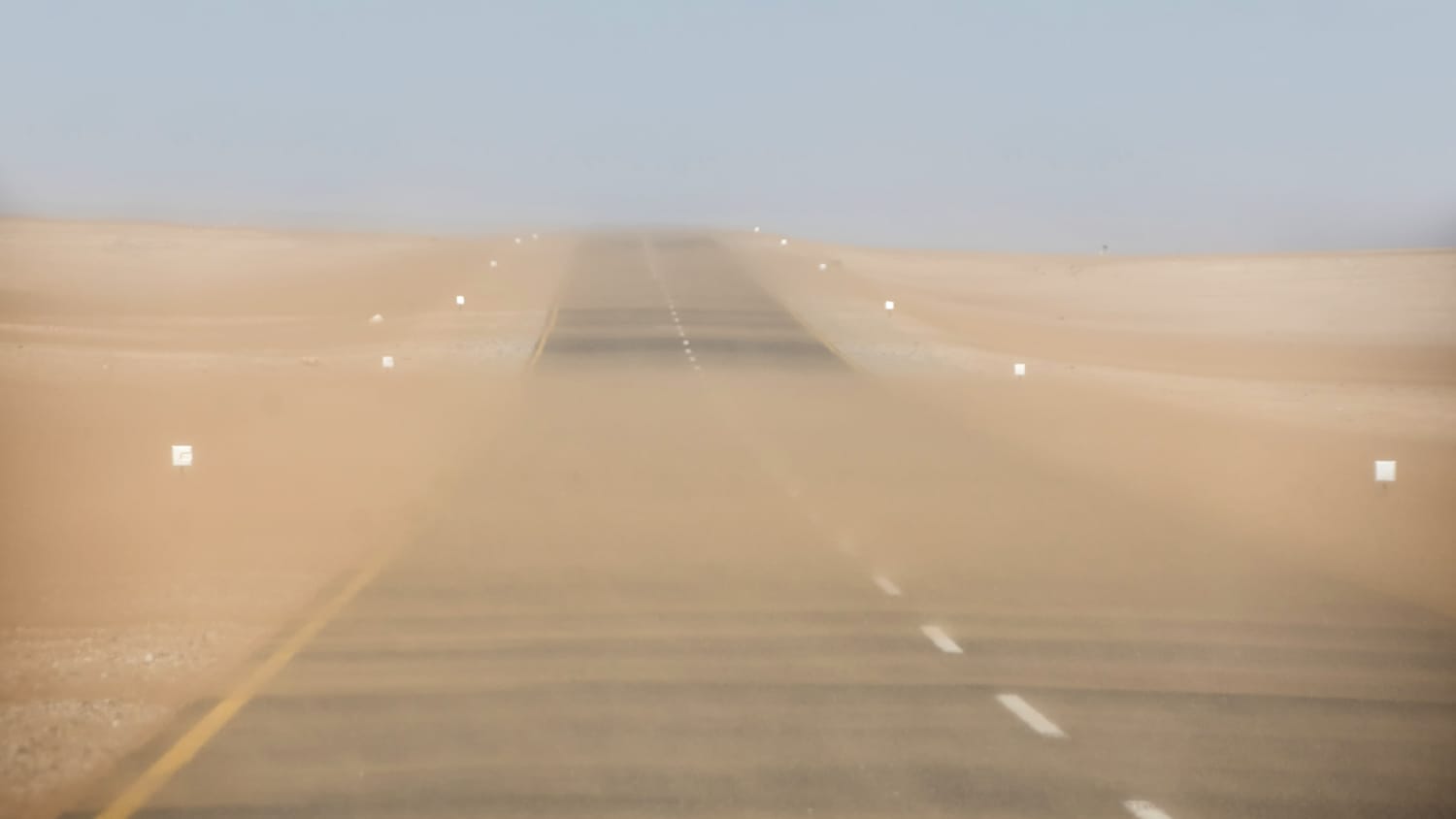Schlechte Sicht auf einer einsamen Straße in Namibia wegen einem Sandsturm