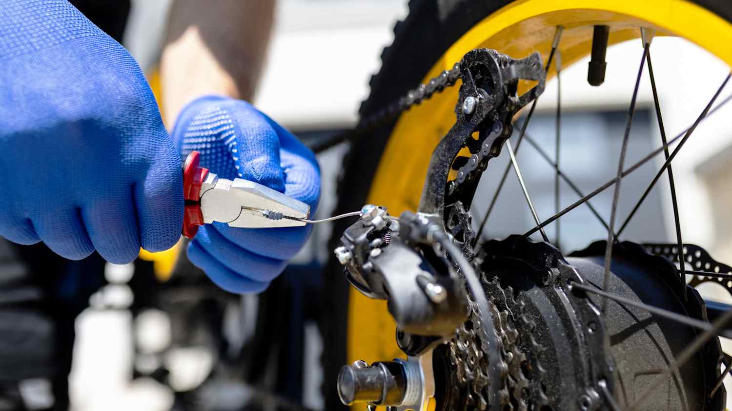 Der Schaltzug am Fahrrad wird von einem Mann repariert
