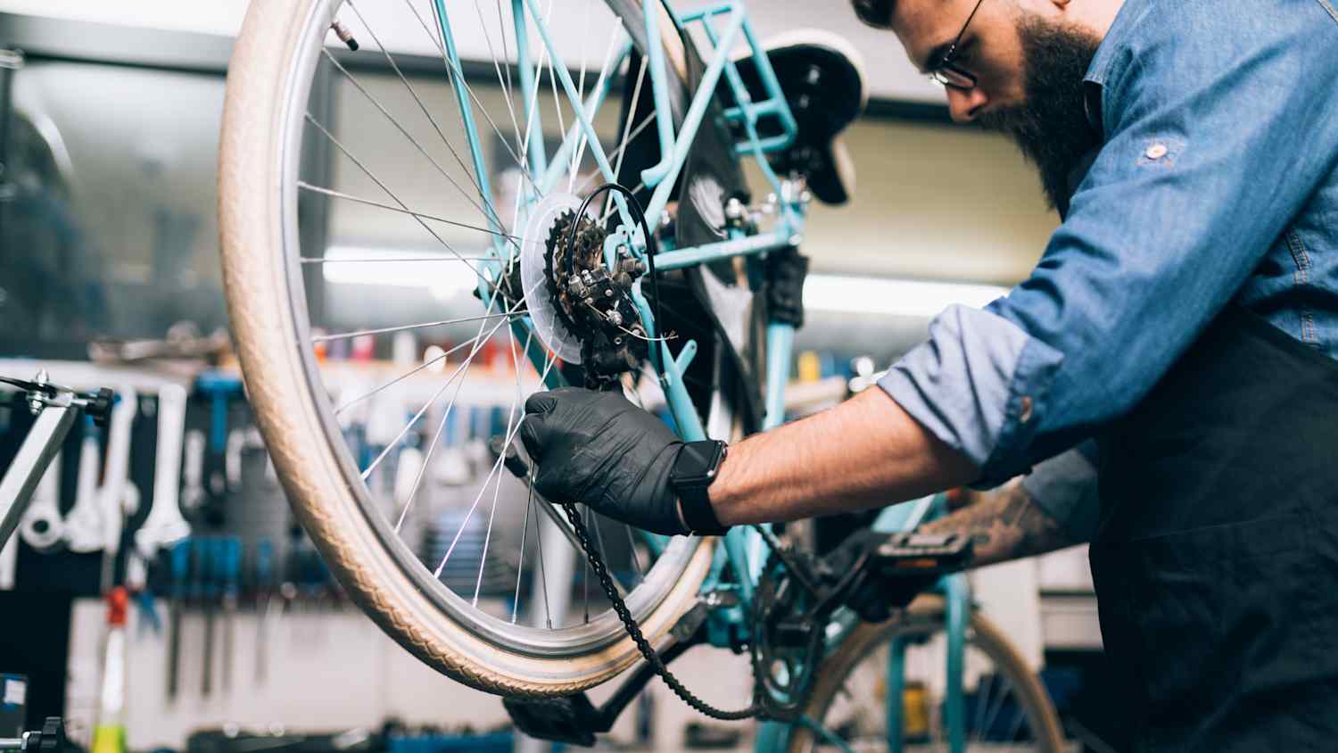 Der Schaltzug am Fahrrad wird von einem Mann repariert