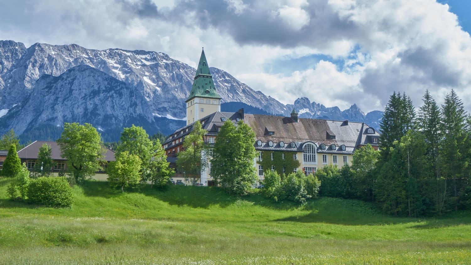Das Schloss Elmau mit der Zugspitze im Hintergrund