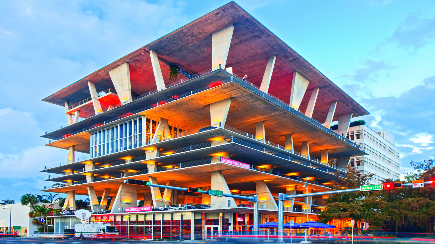 Parkhaus 1111 Miami in der blauen Stunde aufgenommen