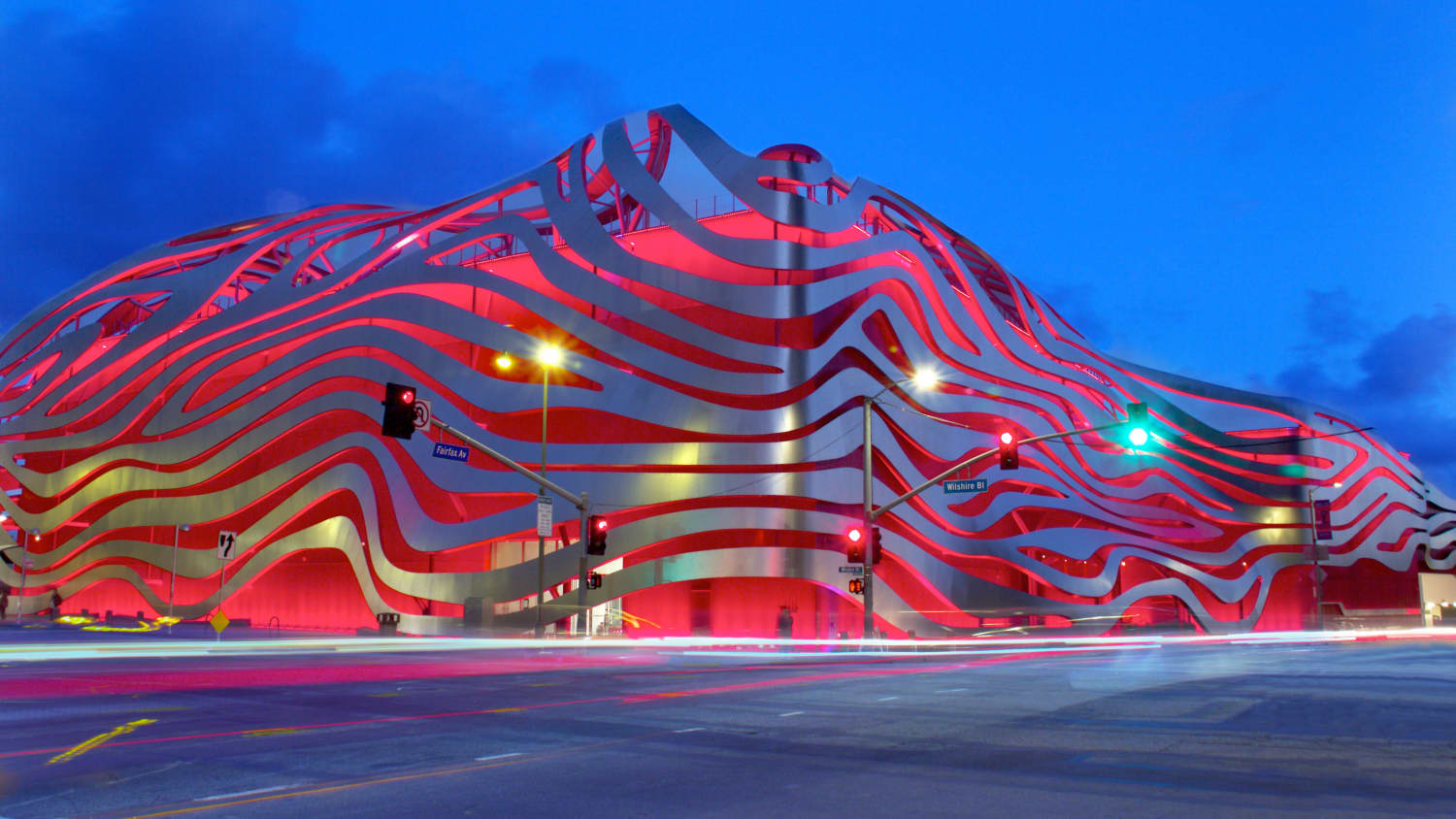 Petersen Automotive Museum in Los Angeles am Abend