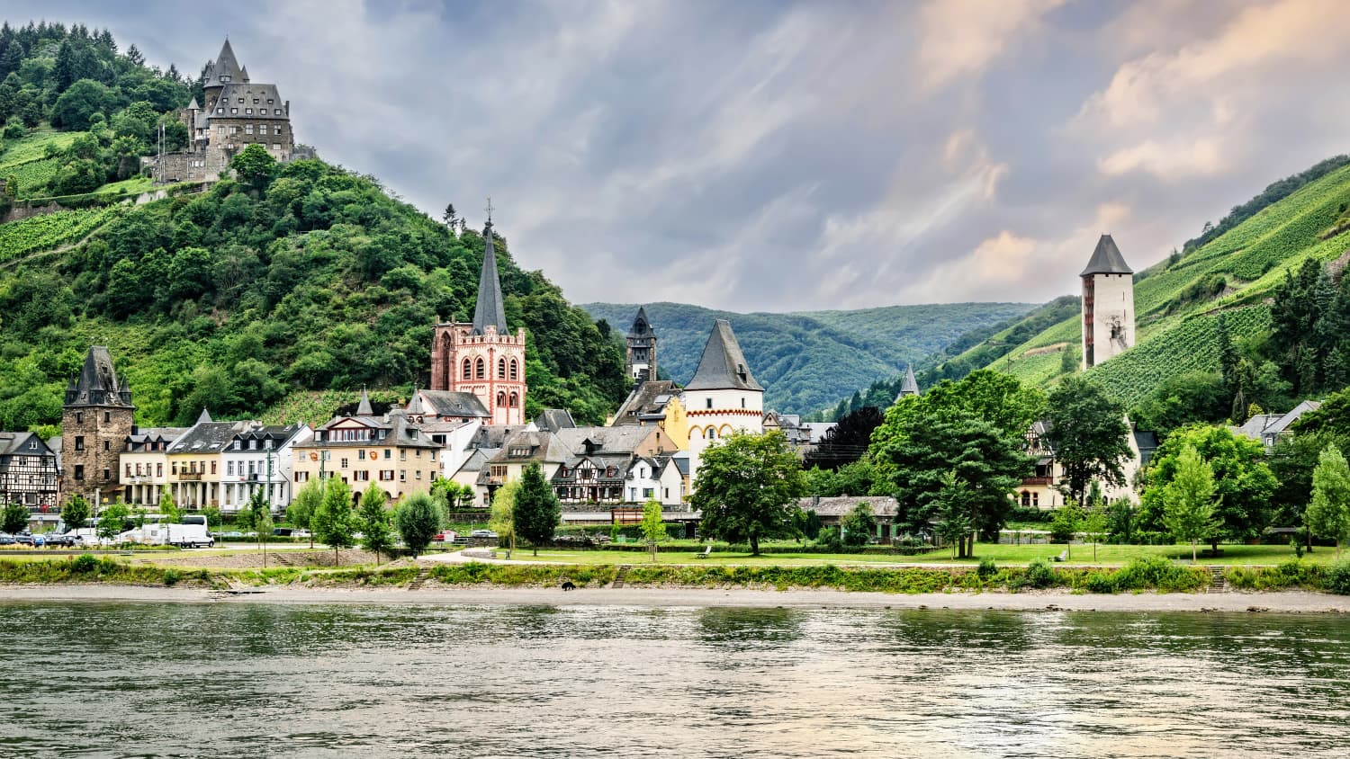 Blick auf die Burg Stahleck in Bacharach über den Rhein