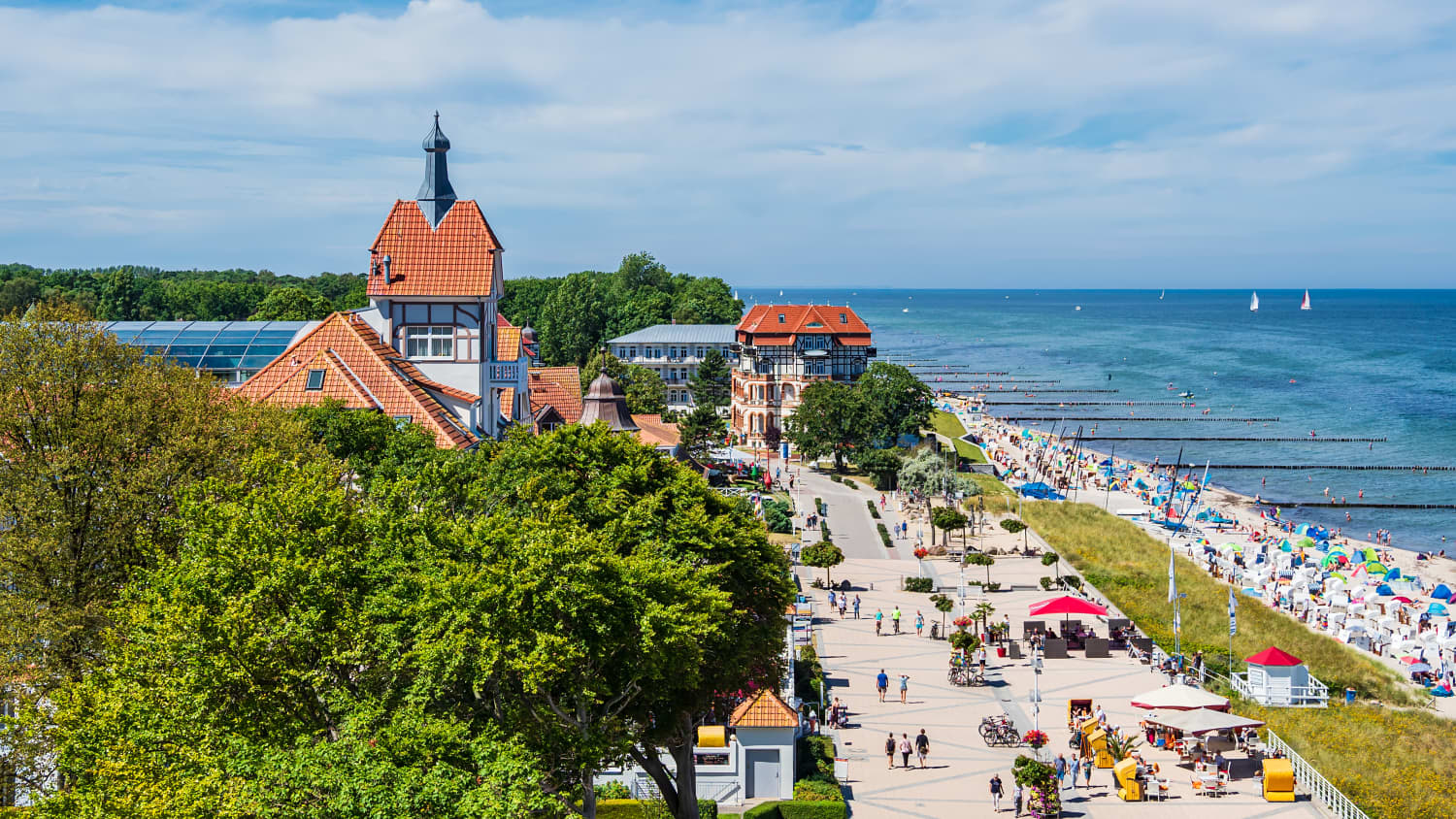 Blick auf den Strand und die Strandpromenade im sonnigen Kühlungsborn an der Ostsee