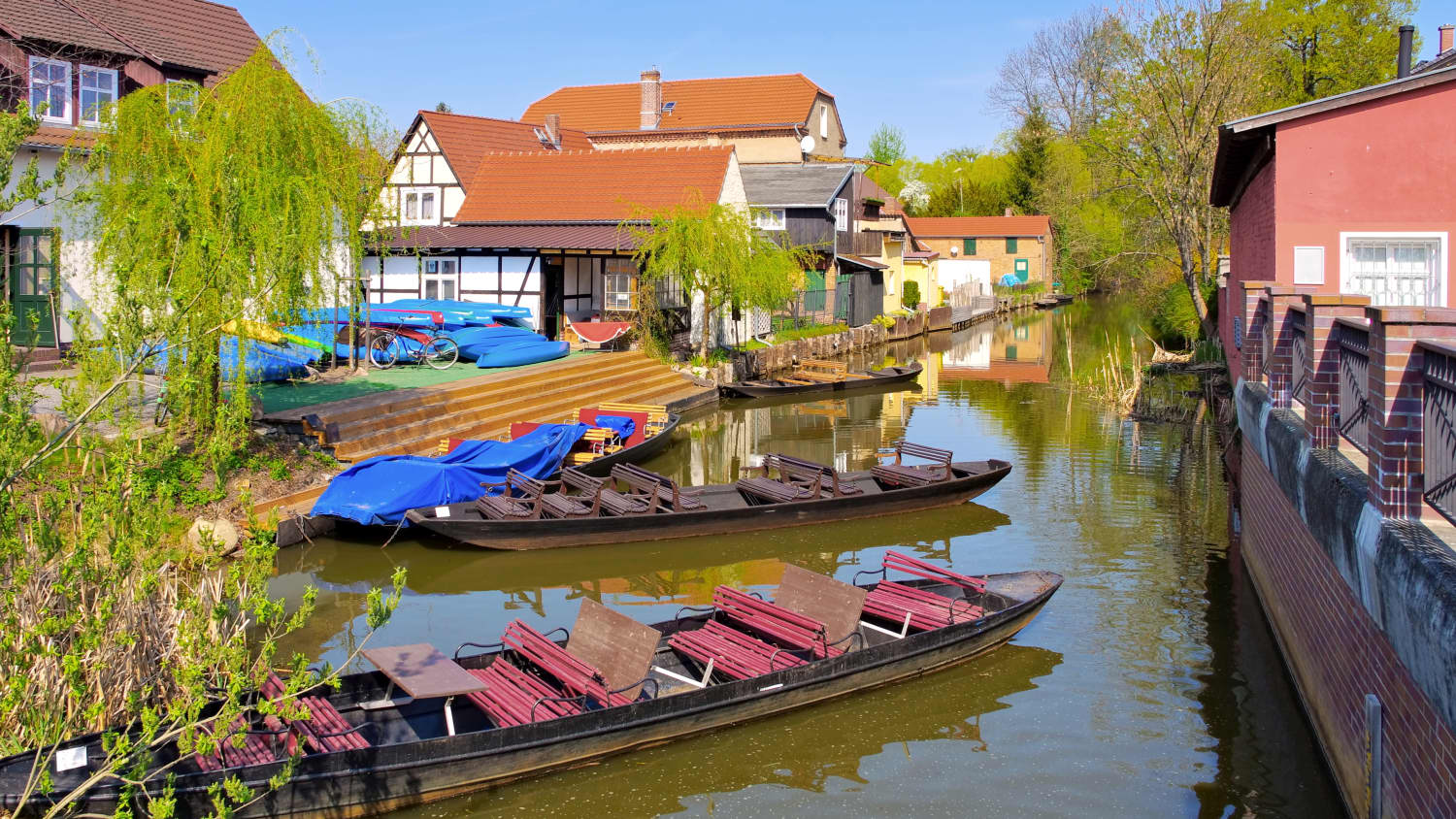 Blick auf einen kleinen Stadthafen mit den typischen Spreewaldbooten in Luebbenau im Spreewald