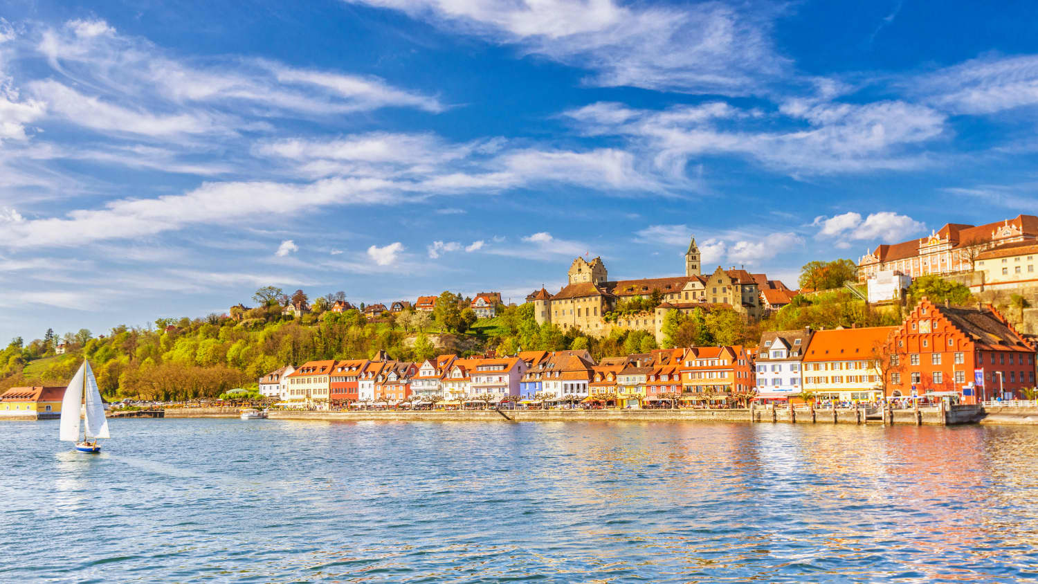 Meersburg an einem Frühlingstag mit Schiffen auf dem Bodensee