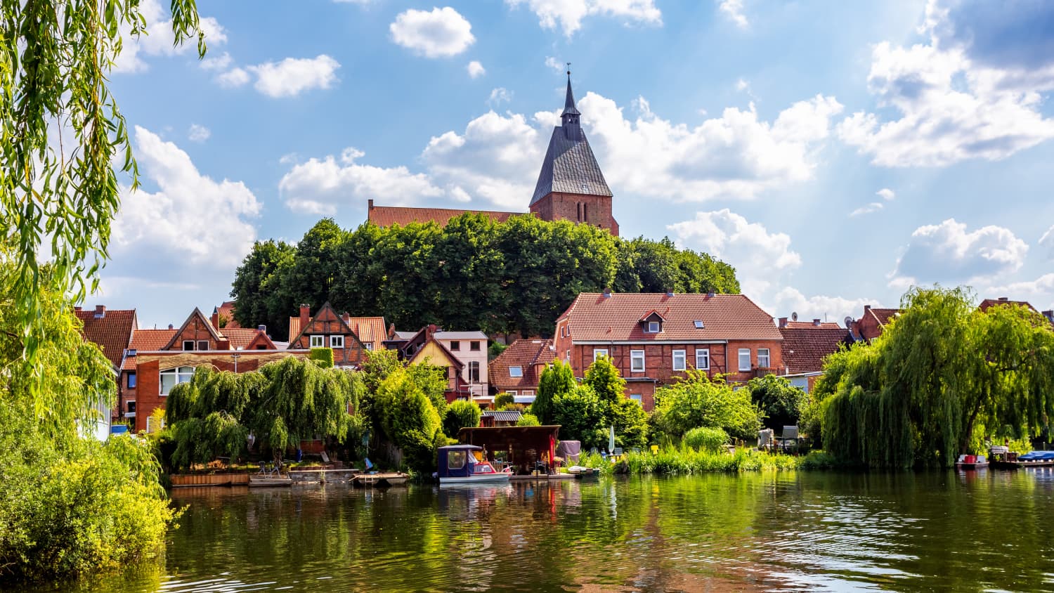 Blick auf die St. Nicolai-Kirche in Moelln mit See davor