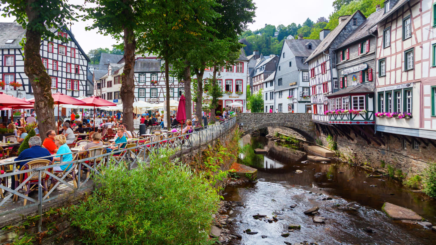 Blick auf die Fachwerkhäuser, Fluß und Cafés in der Altstadt von Monschau