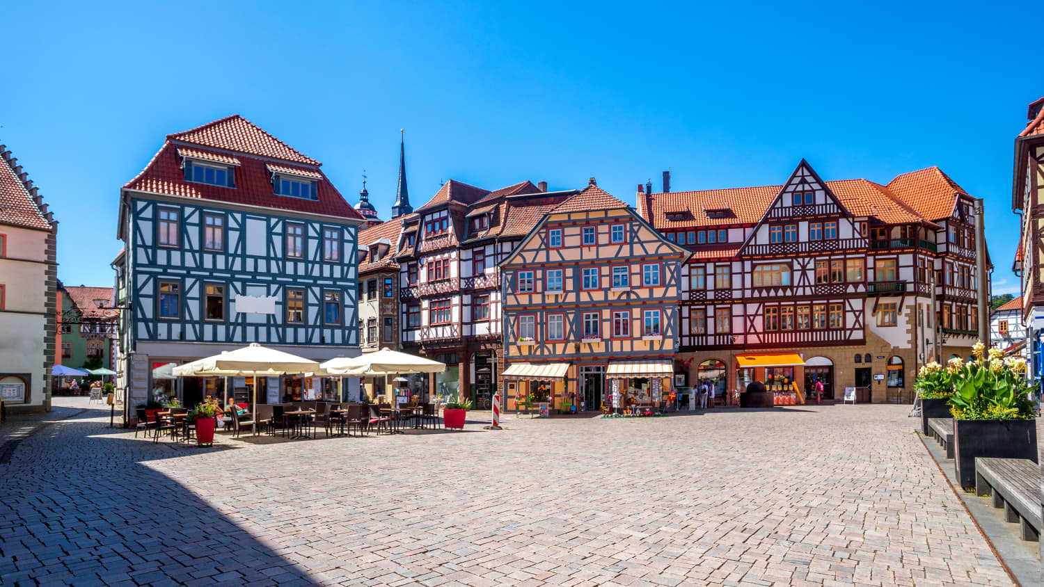 Blick auf die bunten Fachwerkhäuser und den Marktplatz in Schmalkalden in Thüringen