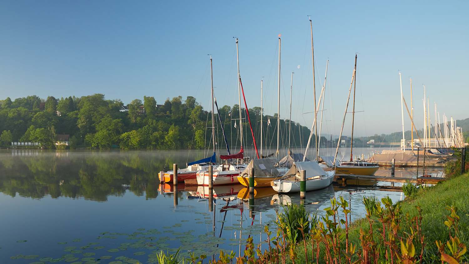 Boote an einem Steg am Baldeneysee