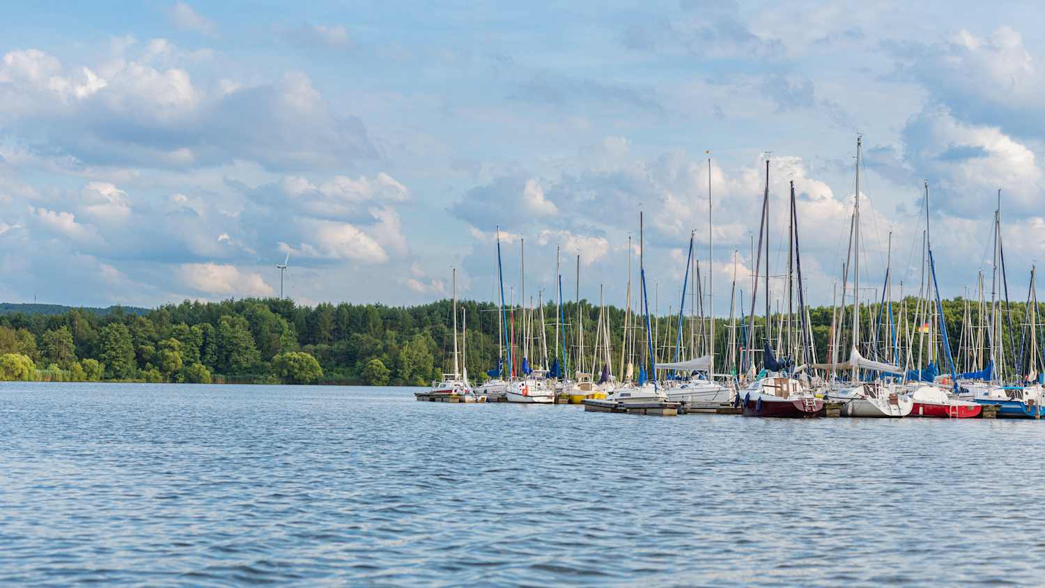 Boote an einem Steg am Bostalsee