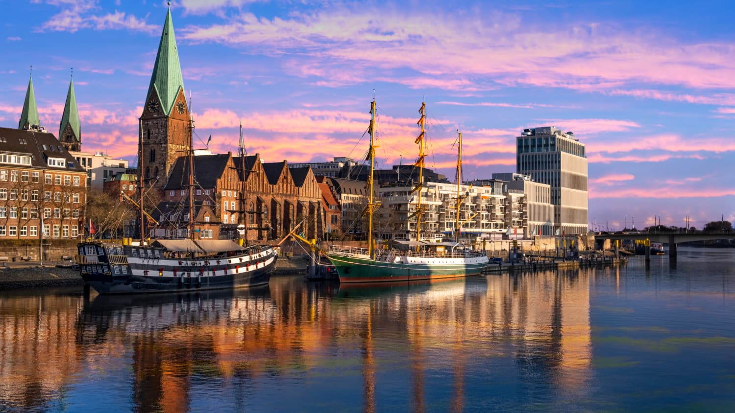 Blick auf Bremen mit der Weser bei Abendstimmung