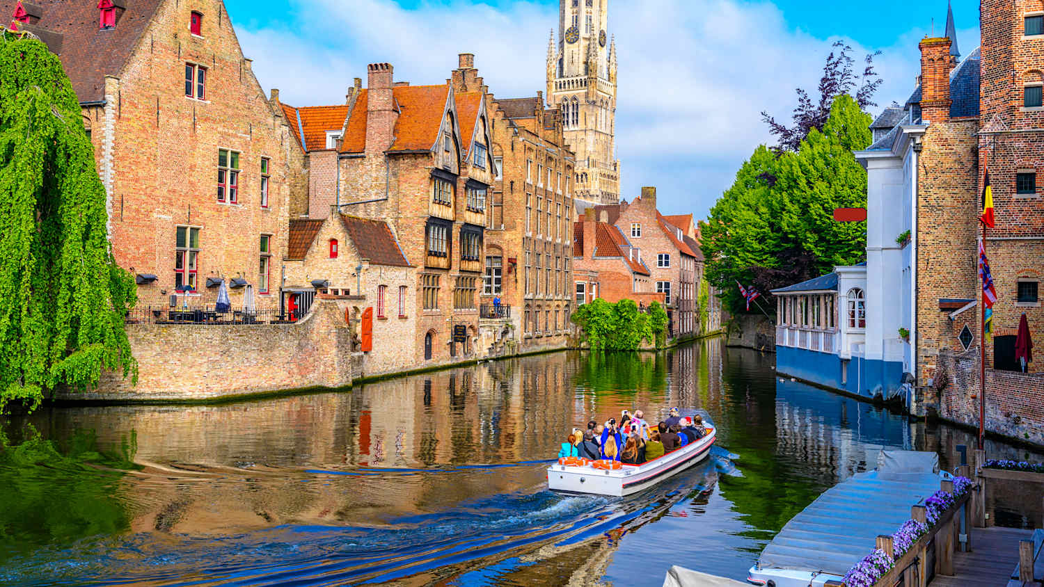 Ein Boot voller Touristen am Rozenhoedkaai in Brügge