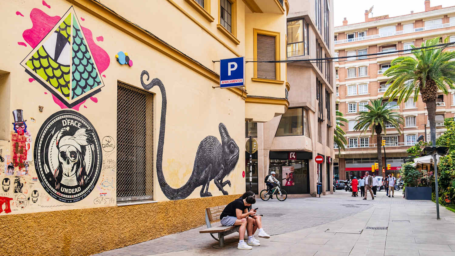 Menschen flanieren im Soho Málaga, einem zentralen Viertel und einer Ikone der urbanen Kunst, dessen bekanntestes Merkmal die große Graffiti-Kunst mit mehreren Kunst- und Kulturzentren ist