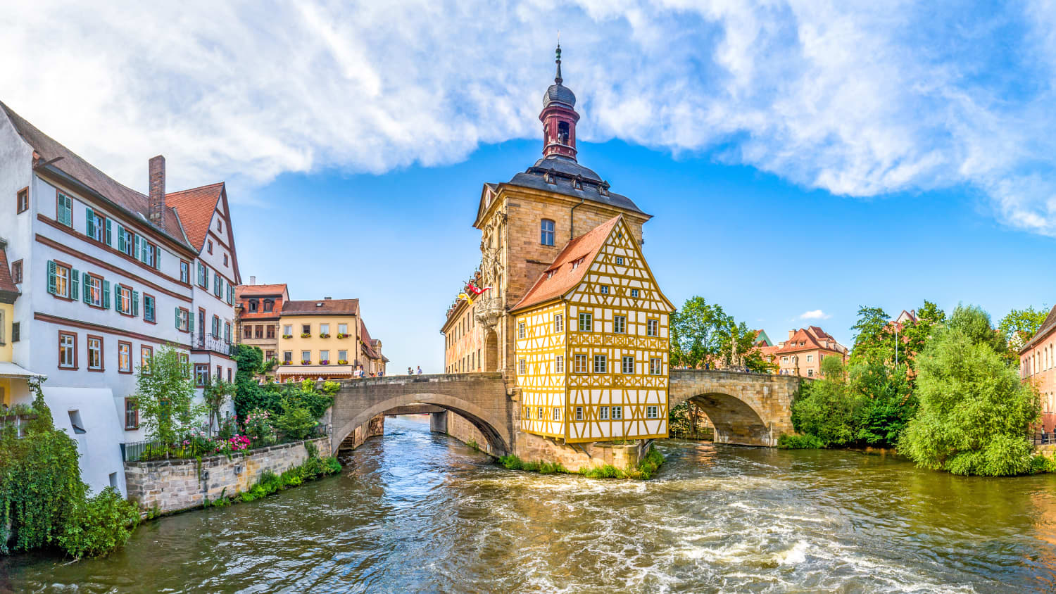 Blick auf das alte Rathaus in Bamber das in der Regnitz steht
