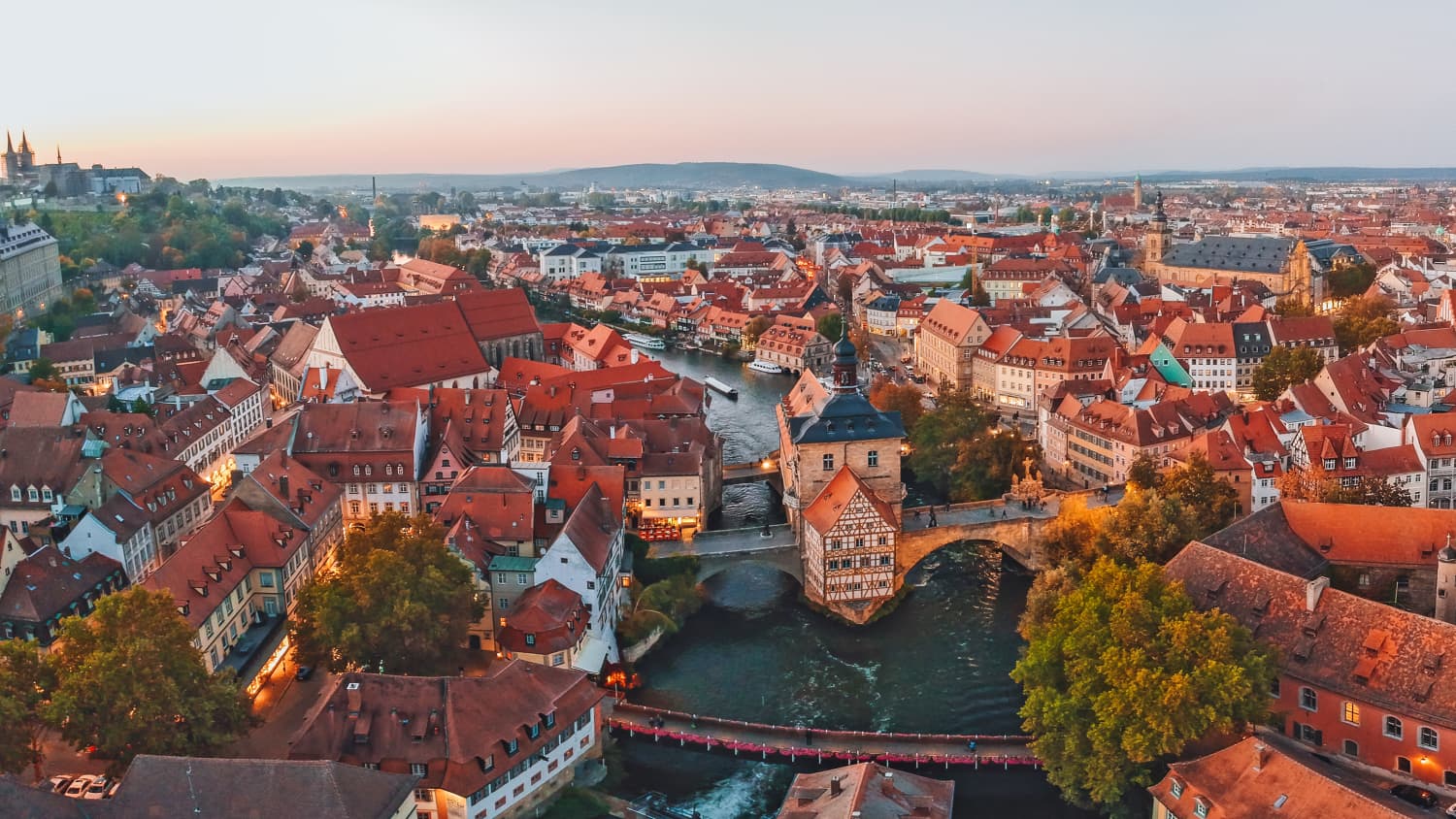 Luftbild von Bamberg mit Regnitz altem Rathaus Klein Venedig und Kloster Miachaelsberg
