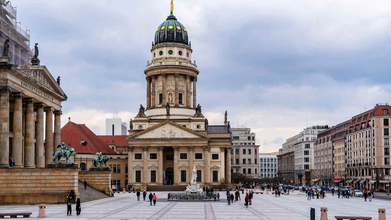 Blick auf den  Gendarmenmarkt in Berlin mit neuen Plastersteinen nach der Sanierung