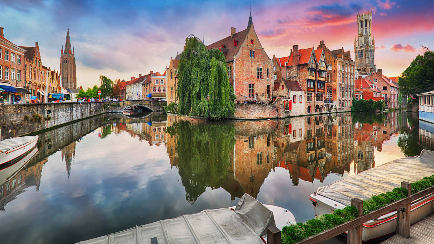 Blick auf Rozenhoedkaai in der Stadt Brügge in Belgien