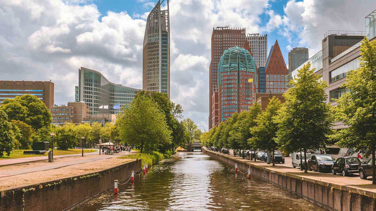 Blick in eine Gracht im Buisness Distrikt von Den Haag
