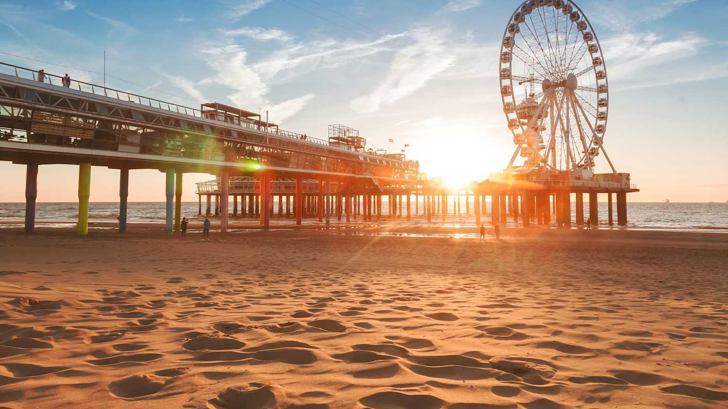 Ein Riesenrad am Strand von Scheveningen bei Den Haag
