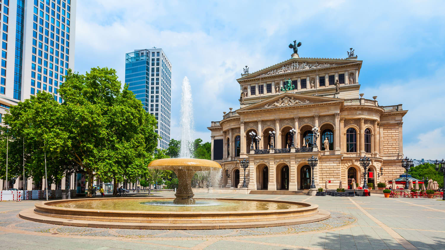 Alte Oper in Frankfurt mit Brunnen davor