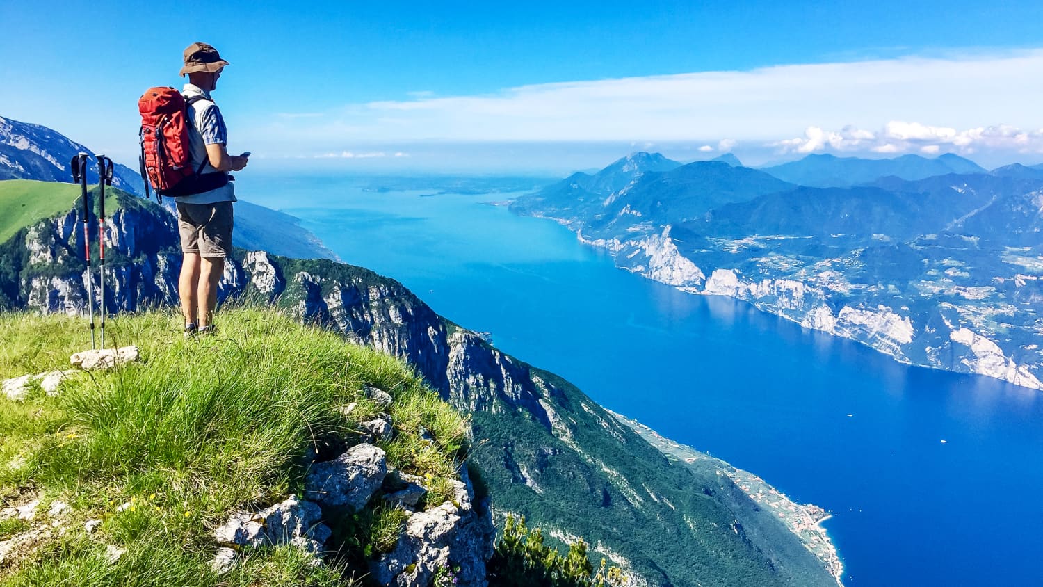 Ein Wanderer blickt vom Monte Baldo auf den Gardasee