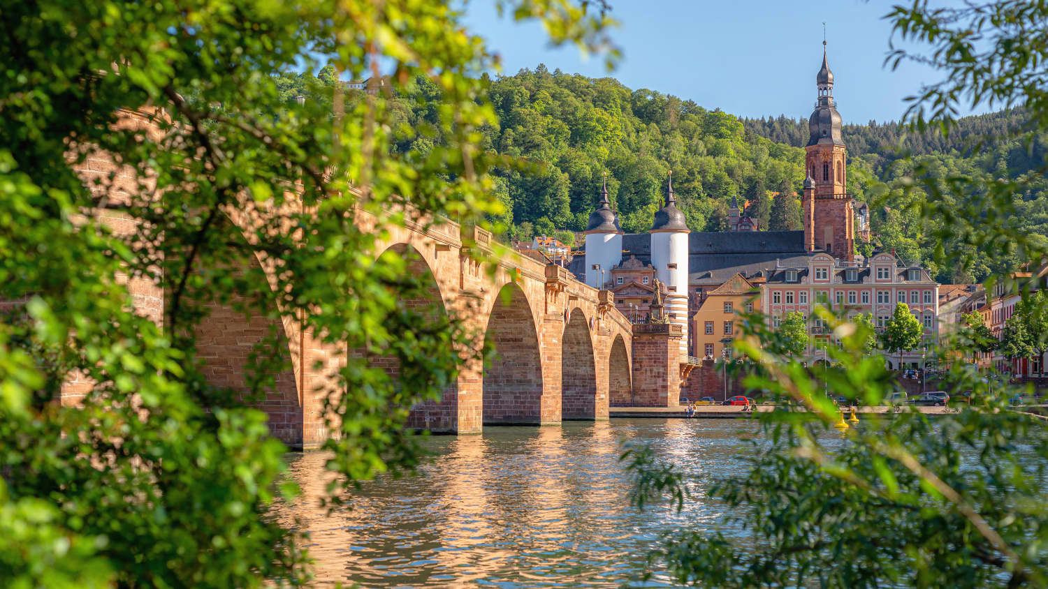 Blick vom Ufer des Neckars auf die Alte Brücke in Heidelberg