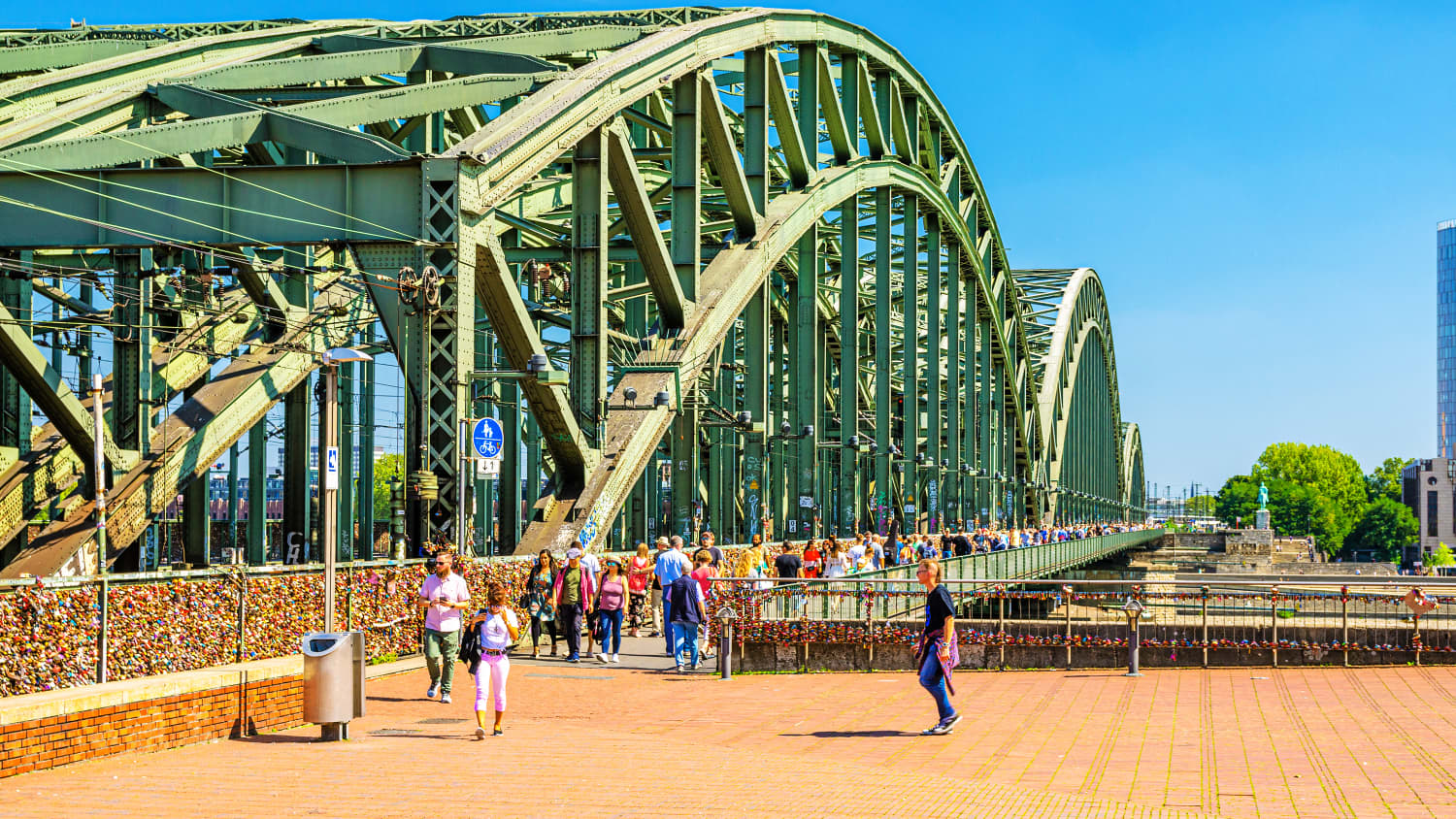 Hohenzollernbrücke Köln mit Passanten an einem sonnigen Tag
