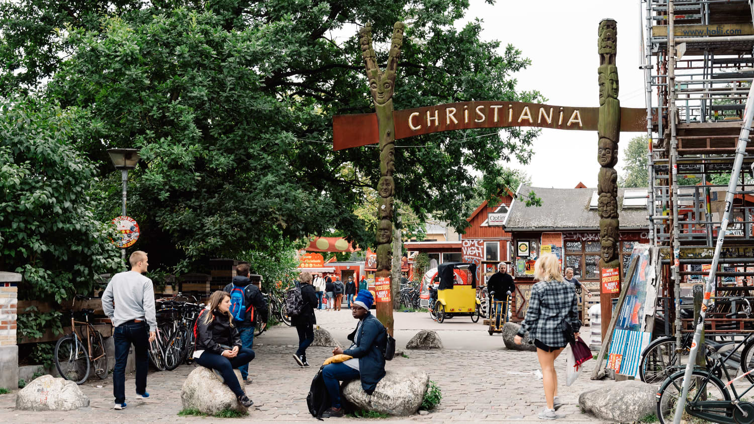 Menschen am Eingang von Christiania