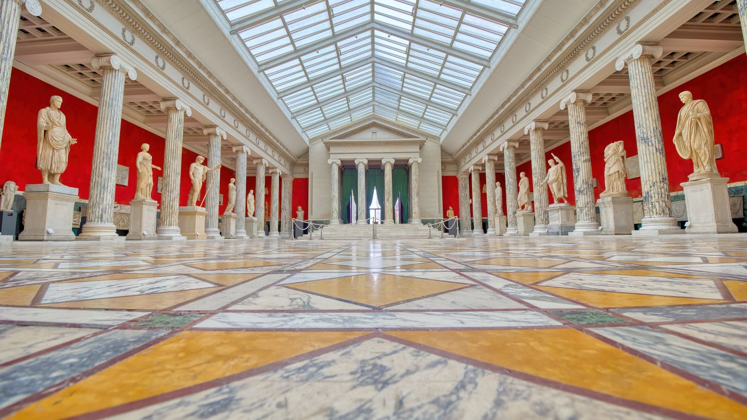 Panoramablick auf eine Halle mit antiken Skulpturen des Ny Carlsberg Glyptotek Museum
