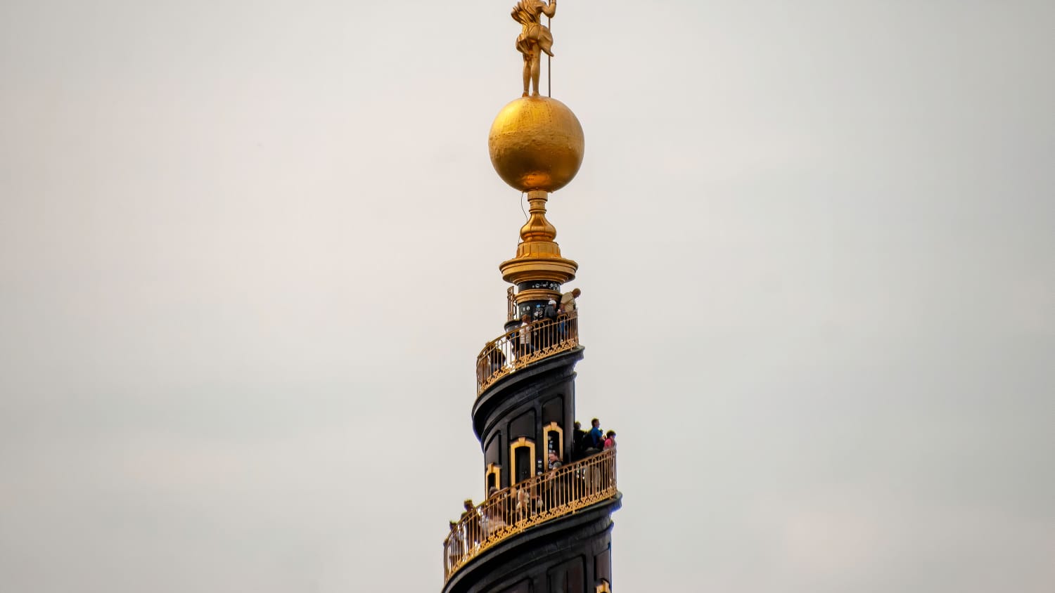 Glodene Kugel auf der Kirchturmspitze der Erlöserkirche in Kopenhagen am Christianshafen