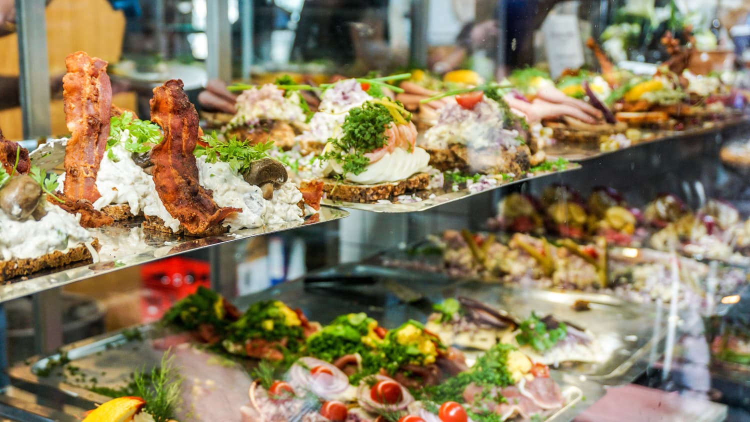 Smørrebrød, dänische Sandwiches, auf einem Kopenhagener Markt