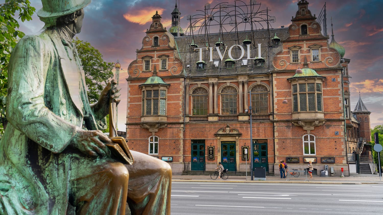 Christian Andersen Statue vor dem Eingangsgebäude des Tivoli Vergnügungsparks in Kopenhagen