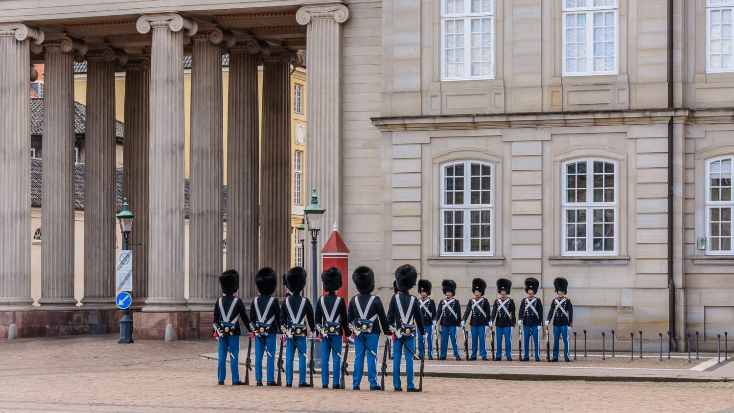 Royal Guards während der Zeremonie der Wachablösung auf dem Platz am Schloss Amalienborg