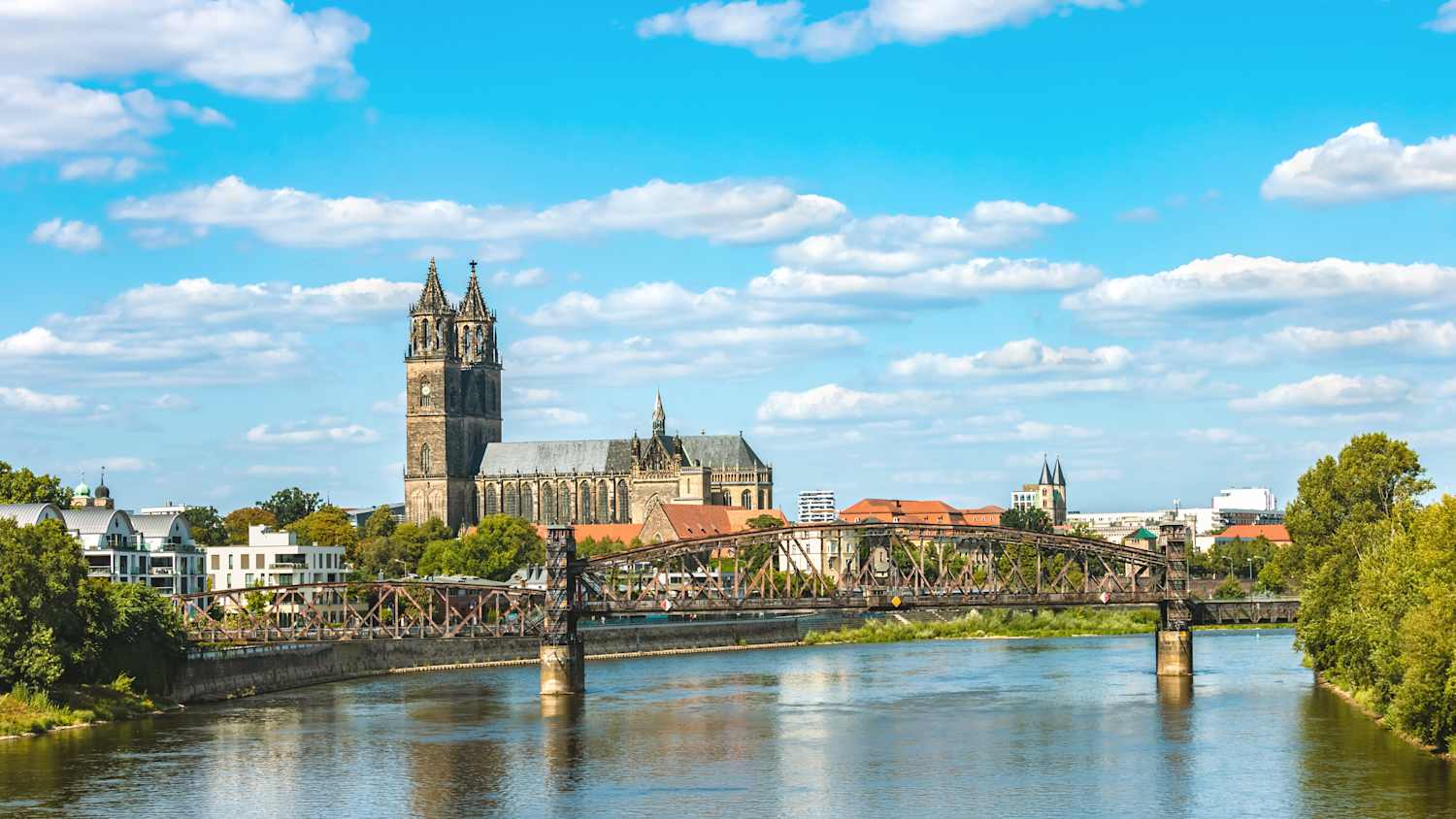 Die Skyline vom Magdeburg von der Elbe aus