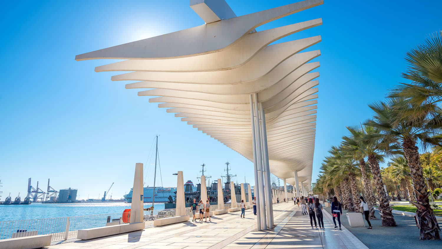 Die Hafenpromenade Palmeral de las Sorpresas in Malaga