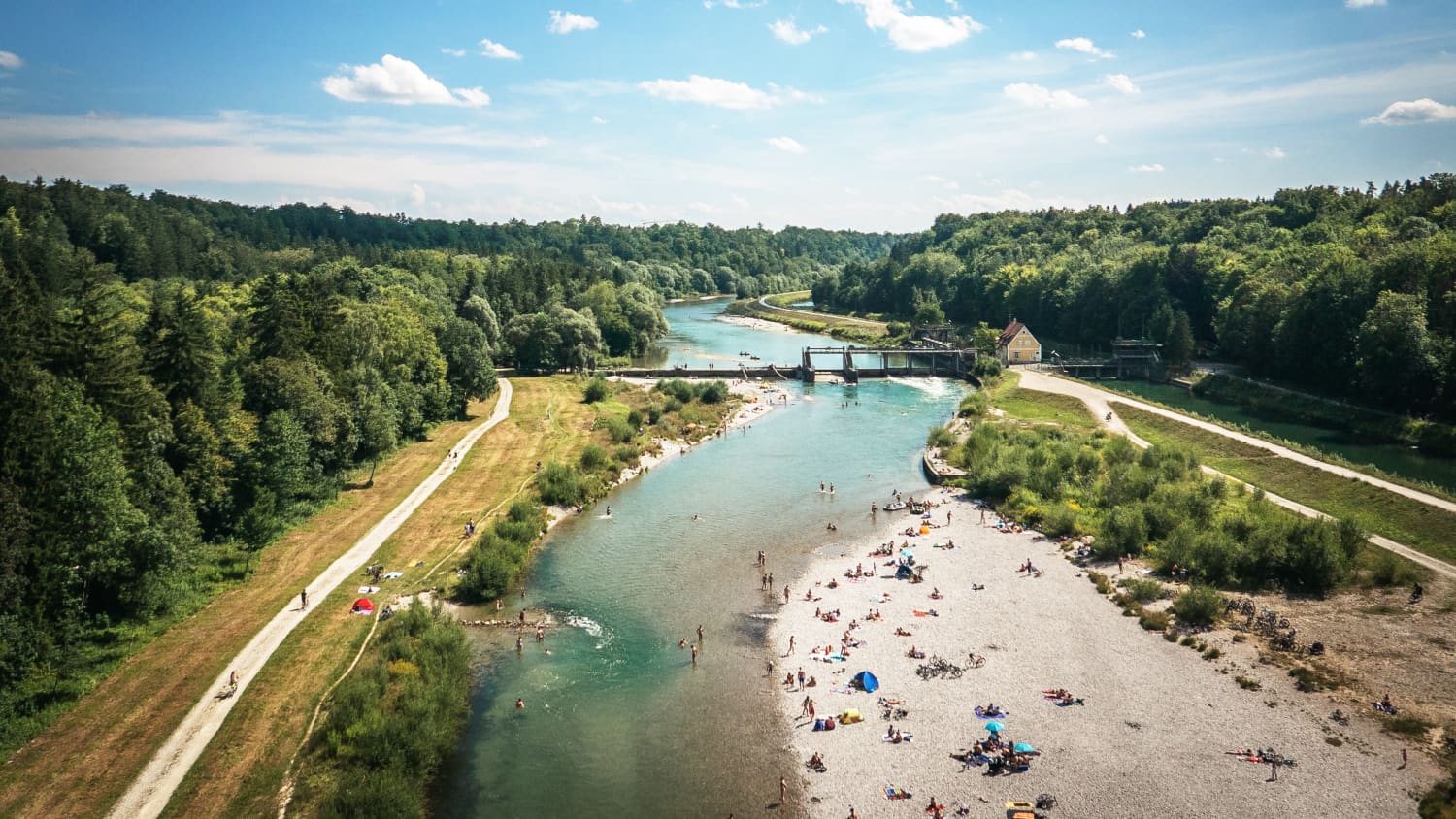 Sonnenhungrige tummeln sich am Münchner Flaucher