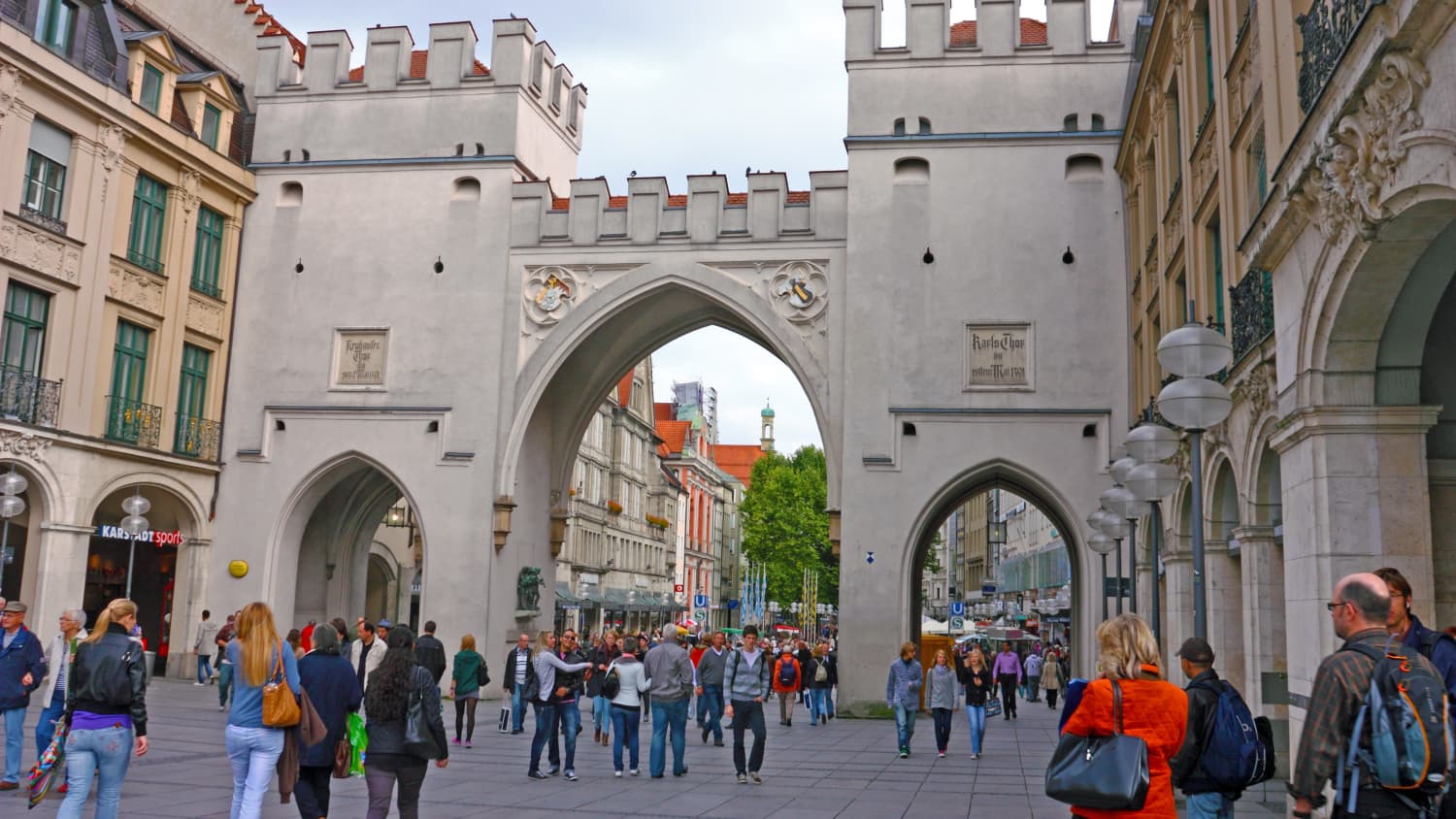 Leute laufen am Karlsplatz in München
